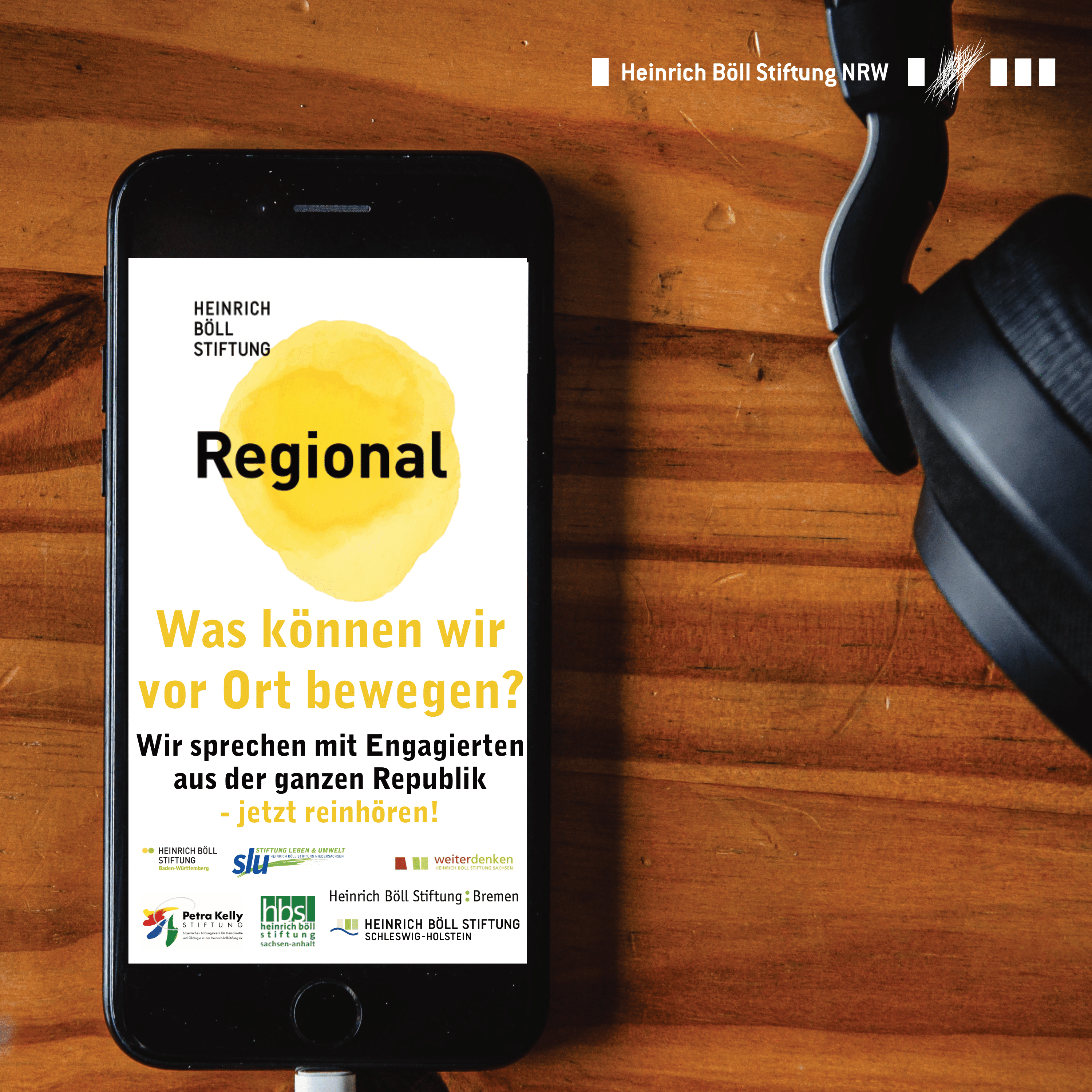 Bild zeigt ein Smartphone mit dem Bildschirmtext: Böll.Regional Podcast - Was können wir vor Ort bewegen? Jetzt reinhören!