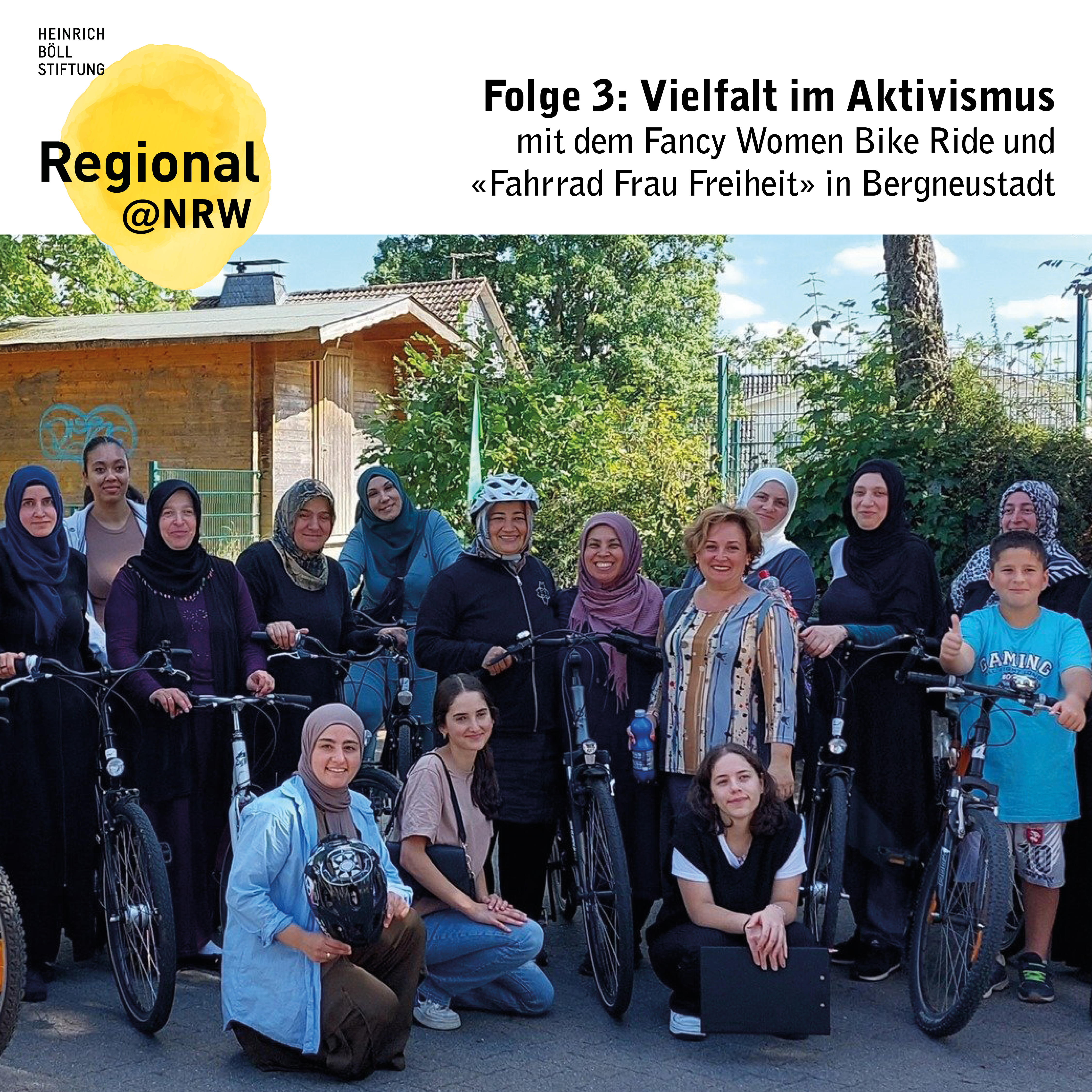 Das Bild zeigt eine Gruppe Menschen (vornehmlich Frauen), die sich zu einem Gruppenfoto zusammengetsellt haben. Es handelt sich um Teilnehmerinnen des Fahrradtraining 