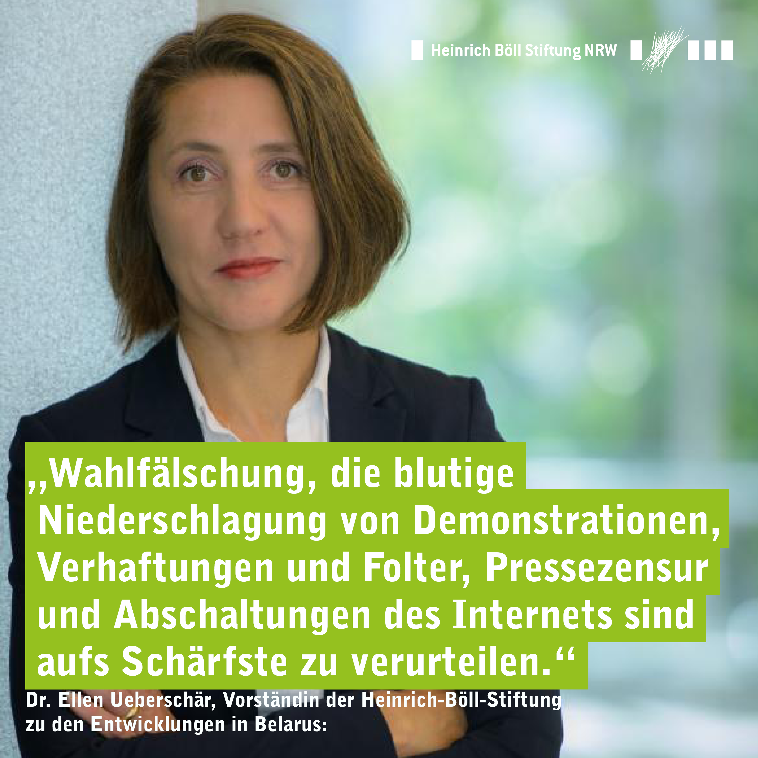 Eine weiblich gelesene Person vor einer Mauer.