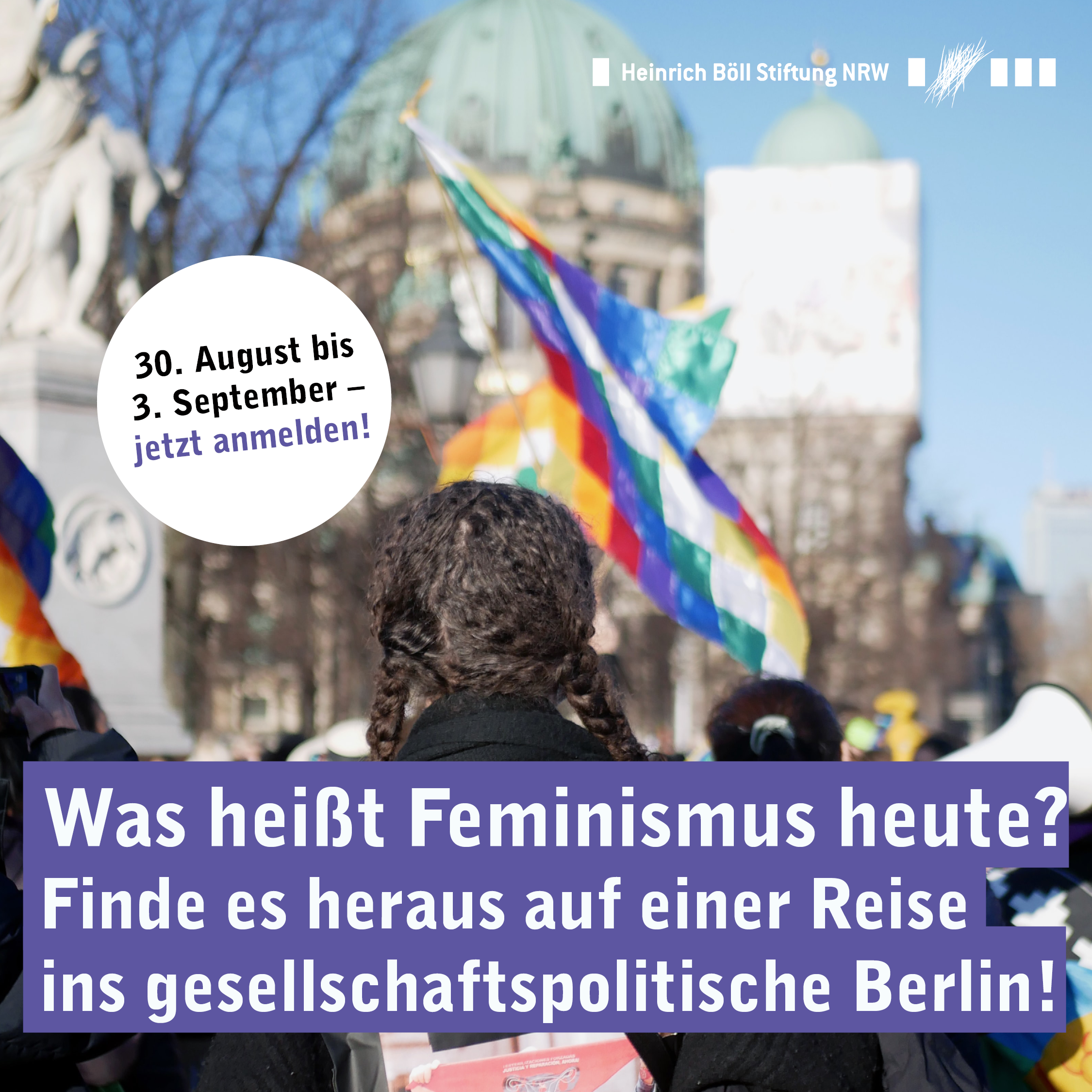 Feminismus heute, im Hintergrund eine Demonstration mit Regenbogenfahnen in Berlin