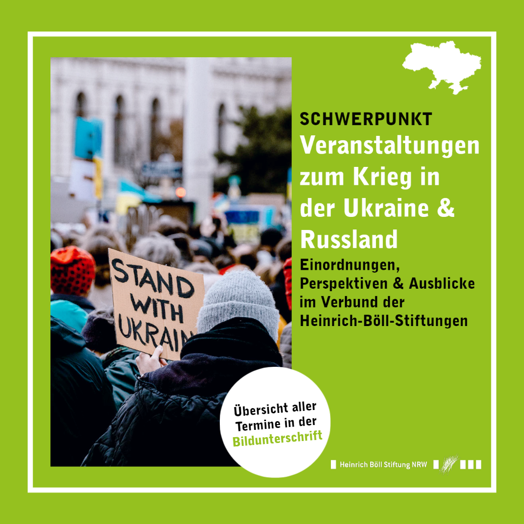 Menschenmenge die an einer Demonstration teilnimmt. Eine person hält ein Schild mit der Aufschrift 'Stand with Ukraine' hoch. Rechts ein Veranstaltungshinweis zum Krieg in der Ukraine & Russland.