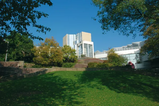 Mueseum Abteiberg vor blauem Himmel und grüner Wiese