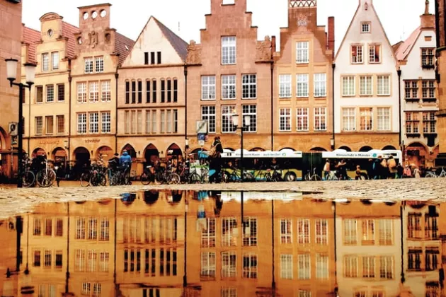 Münster Fassaden Spiegelung in Pfützen