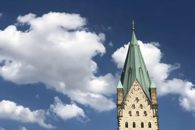 Turm Paderborn vor blauem Himmel mit Wolken