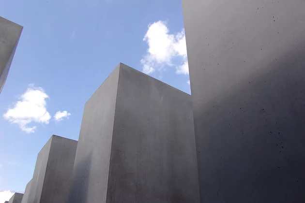 Das Bild zeigt das Holocaust-Mahnmal in Berlin.