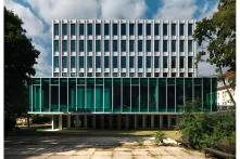 Zeigt das Bürogebäude (Kastenbau mit vielen Fenstern) in der Schumannstraße 8 in Berlin