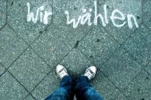 Gesprayter Schriftzug "Wir wählen" auf dem Boden