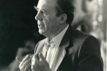 Ein schwarz-weiß Bild eines Mannes (Heinrich Böll) der gerade spricht 