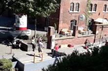 Eine Straße in Köln, Parkplätze sind leer und stattdessen stehen dort Bänke