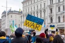 Aufnahme eines Schildes in blau-gelber Farbe mit der Aufschrift "Stop the war"