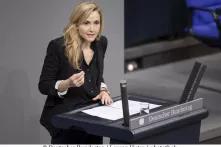 Franziska Krumwiede-Steinmer hält eine Red im pleanrsaal des Deutschen Bundestags