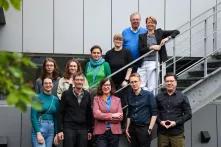 Gruppenbild des Teams und Vorstands der Heinrich Böll Stiftung NRW, zeigt mehrere Personen, die auf einer Treppe stehen.