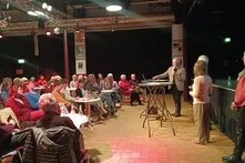 Podiumsteilnehmende und Zuschauer