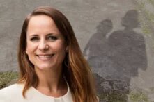 Portrait von Farina Nagel, im Hintergrund der Schatten einer Mutter, die ihr Kind trägt.