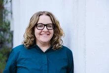 Das Bild zeigt Dr. Julia Hagen, die Geschäftsführerin der Heinrich Böll Stiftung NRW