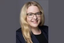 Das Bild zeigt Dr. Julia Hagen