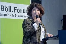 Berivan Aymaz hält ein Mikrofon in der Hand beim Böll-Forum.
