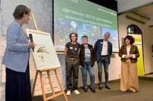 Das Bild zeigt die Übergabe des Heinrich-Preises 2025 an die WSF Neptun e.V.