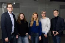 Das Bild zeigt den ehrenamtlichen Vorstand der Heinrich Böll Stiftung NRW, fünf Personen, die  in die Kamera blicken. 