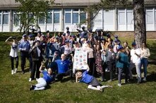 Das Bild zeigt eine Gruppe von Demokratie-Fitness-Trainer*innen.