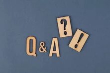 Die Buchstaben Q und A liegen auf blauem Hintergrund