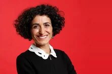 Portraitfoto von Güldane Tokyürek vor rotem Hintergrund