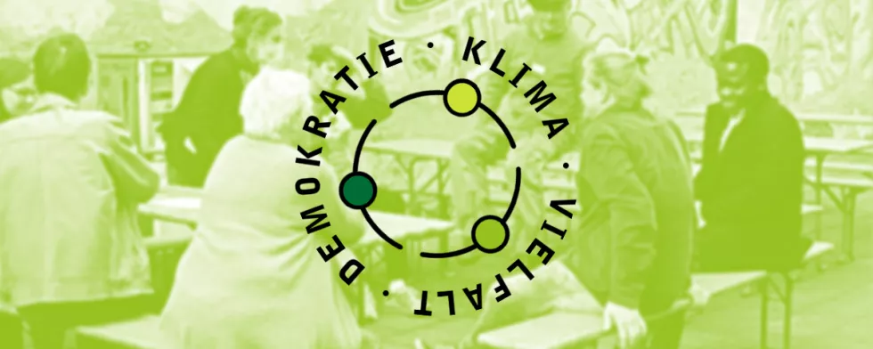 Grüne Pflanz, die aus vertrocknetem Boden sprießt.