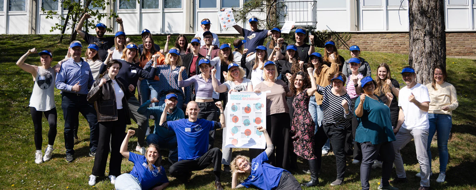 Das Bild zeigt eine Gruppe von Demokratie-Fitness-Trainer*innen.