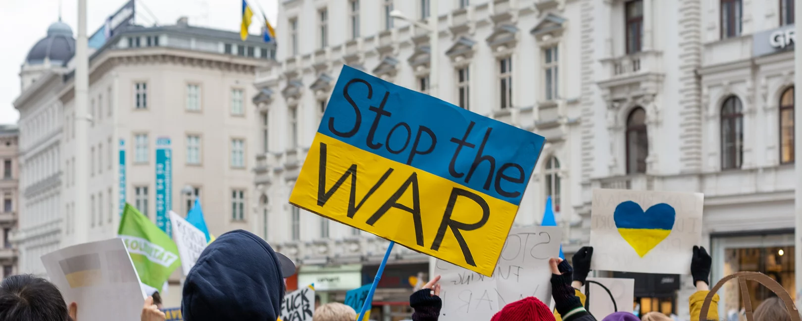 Foto eines gelb-blauen Schilds mit der Aufschrift 
