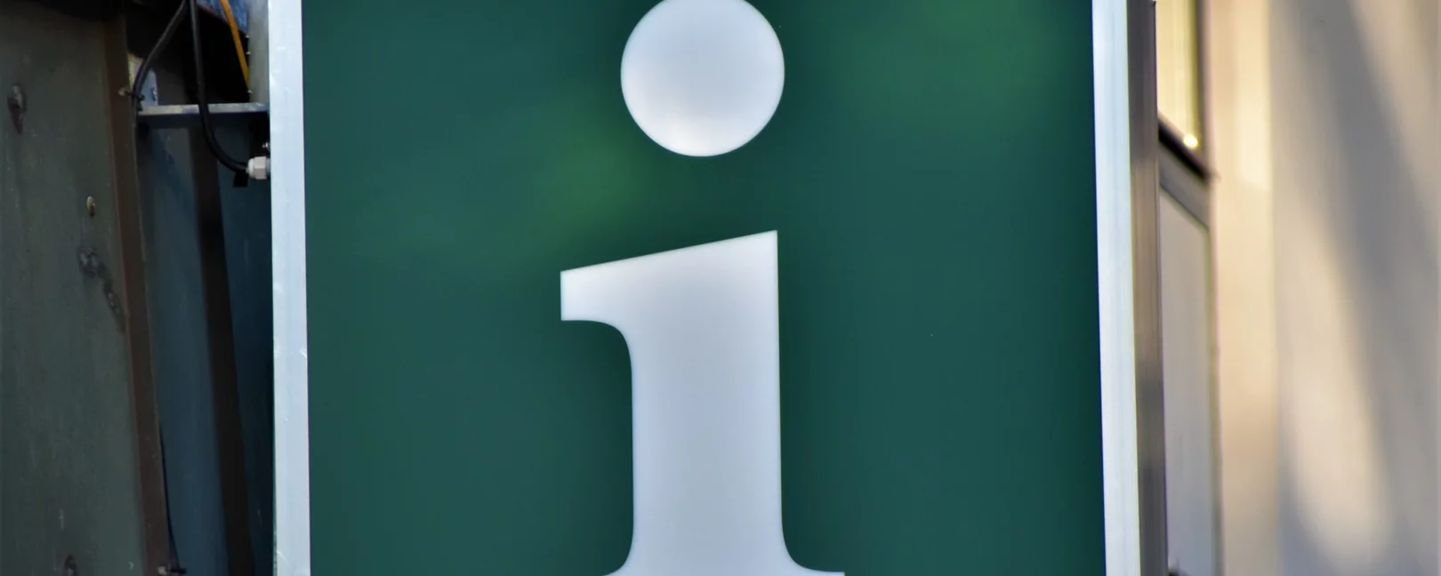 Ein Informationsschild in weiß und grün/blau