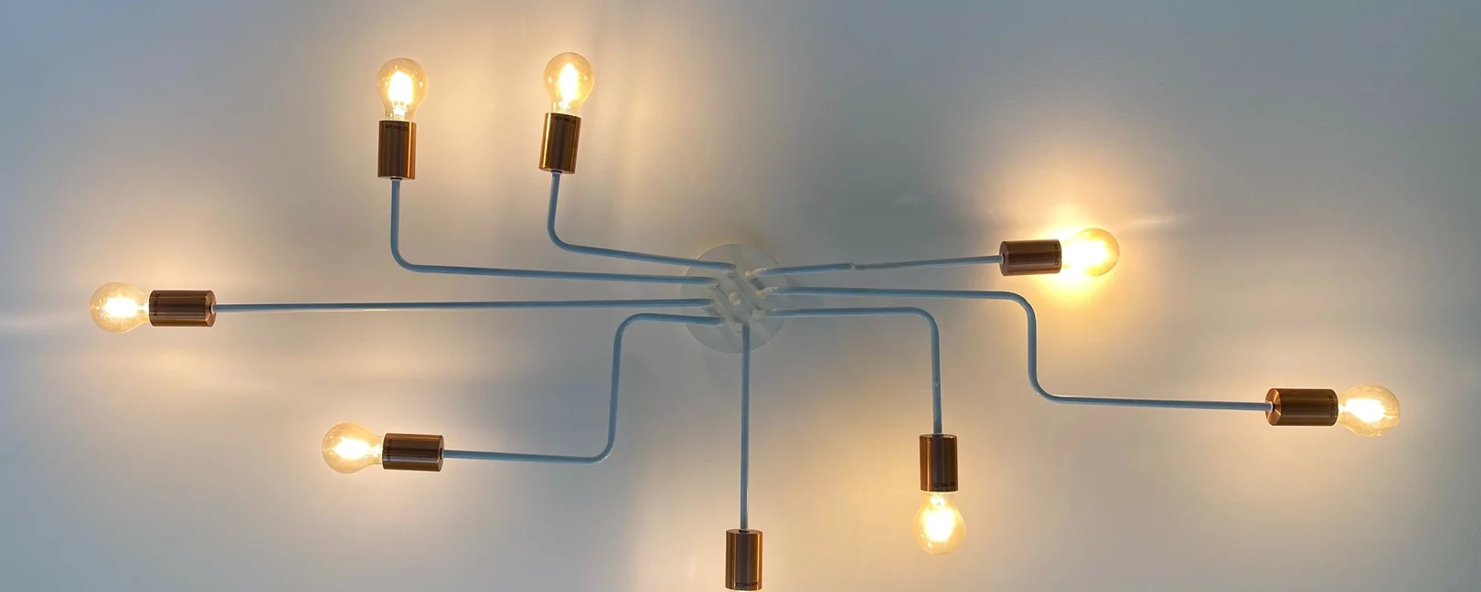 Foto mehrerer Leuchten, die über ein Kabel verbunden sind 