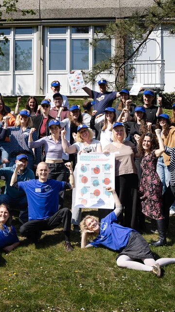 Das Bild zeigt eine Gruppe von Demokratie-Fitness-Trainer*innen.