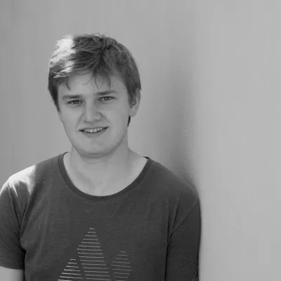 Zu sehen ist Jakob Camp, eine junge, männlich gelesene Person.