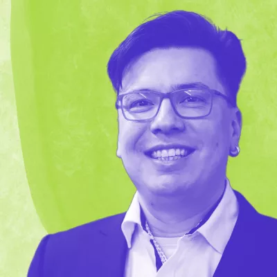 Porträt von André Moser. Er trägt eine Brille und hat kurze schwarze Haare. Das Bild ist blau eingefärbt auf grünem Hintergrund.