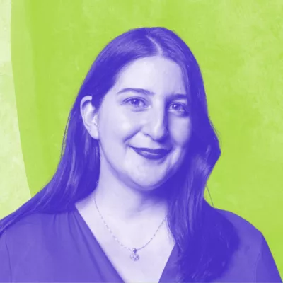 Porträt von Yazgülü Zeybek. sie blickt in die Kamera, lächelt und sie hat lange, offene dunkle Haare. Das Bild ist blau eingefärbt auf grünem Hintergrund.