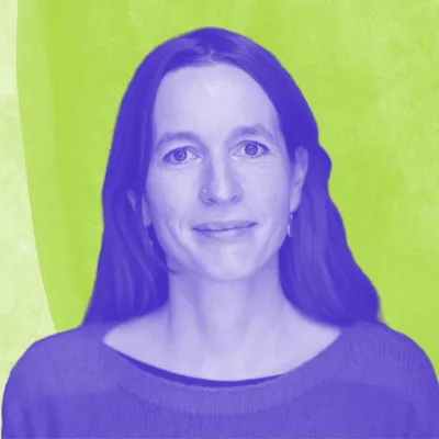 Porträt von Miriam Bunjes. Sie hat lange dunkelblonde haare und trägt einen Nasenring. Das Bild ist blau eingefärbt auf grünem Hintergrund.