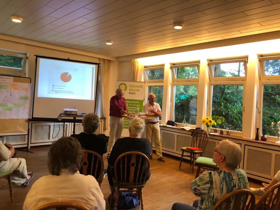 Dr. Norbert Reichling (links) und Dr. Hermann Buschmeyer (r.) im Gespräch beim Grünen Salon Soest. Grüner Salon Soest im Café Paradies