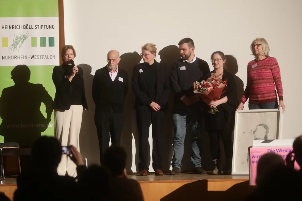 v.l.: Iris Witt (Heinrich Böll Stiftung NRW) René Böll (Künstler), Alexandra Gauß (Bürgermeisterin Windeck), Luca Schwarzer, Anna-Felicitas Genßer, Astrid Ballmann-Heckendorf (Team BüZe Windeck), Foto: Anna Schwartz Das Bild zeigt v.l.: Iris Witt (Heinrich Böll Stiftung NRW) René Böll (Künstler), Alexandra Gauß (Bürgermeisterin Windeck), Luca Schwarzer, Anna-Felicitas Genßer, Astrid Ballmann-Heckendorf (Team BüZe Windeck bei der Entgegennahme des Heinrich-Preises