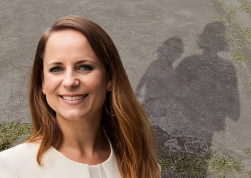 Portrait von Farina Nagel, im Hintergrund der Schatten einer Mutter, die ihr Kind trägt.