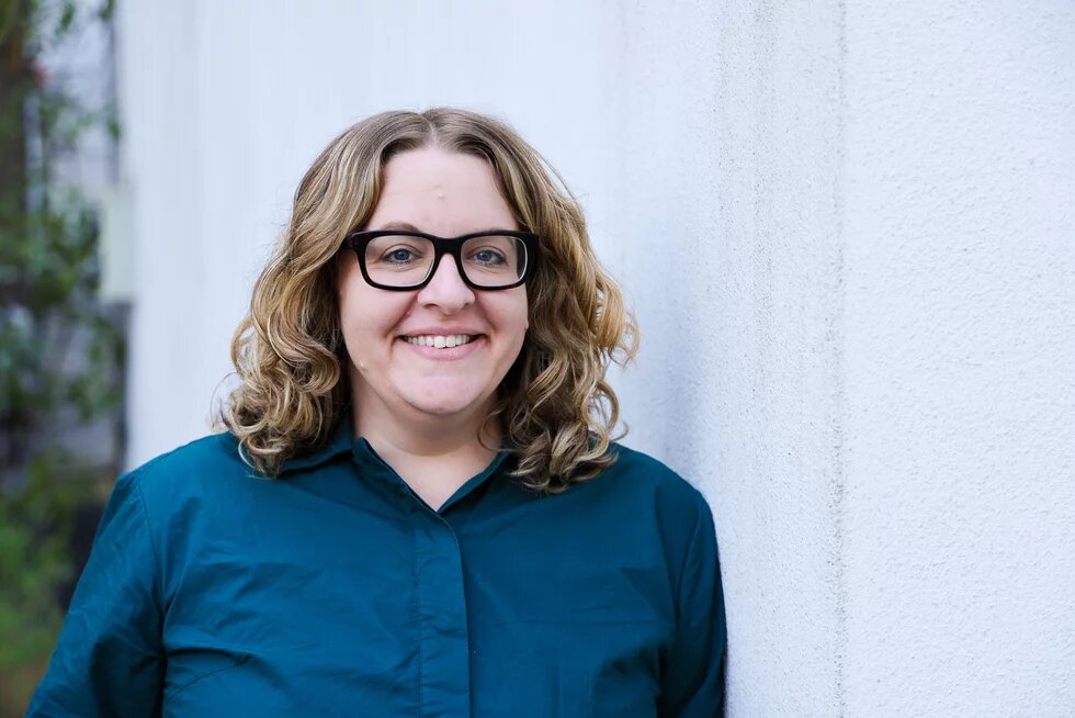 Das Bild zeigt Dr. Julia Hagen, die Geschäftsführerin der Heinrich Böll Stiftung NRW