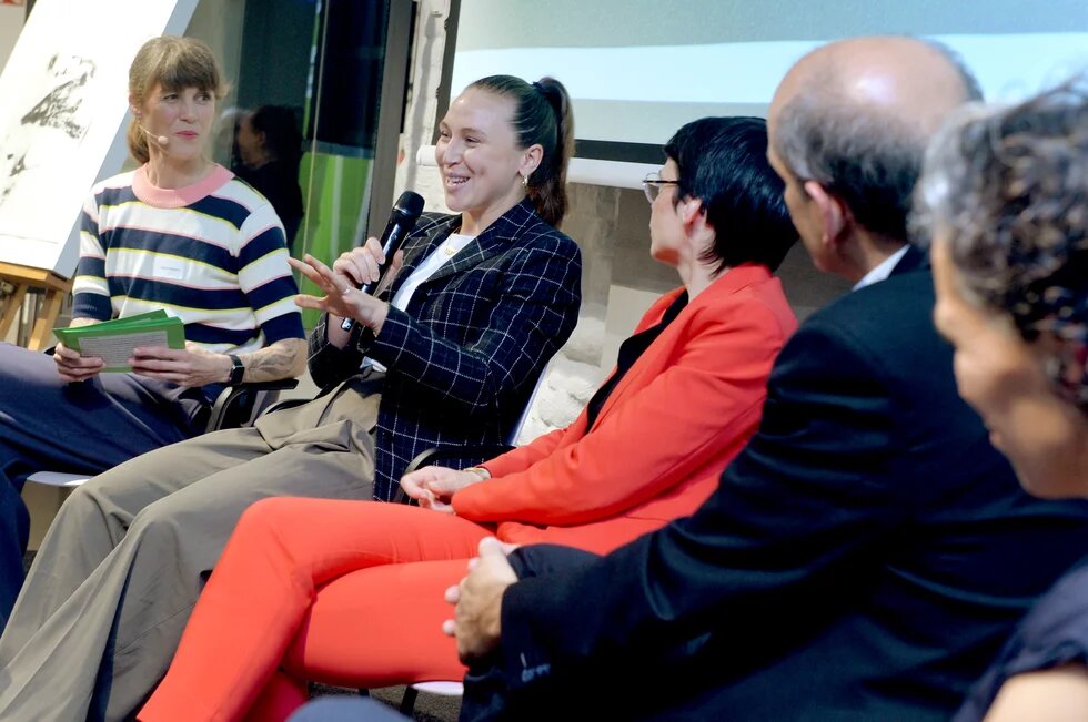 v.l. Nora Hespers, Nike Rühr, Josefine Paul, Prof. Dr. Jürgen Mittag und Carmen Fernandez. v.l. Nora Hespers, Nike Rühr, Josefine Paul, Prof. Dr. Jürgen Mittag und Carmen Fernandez.