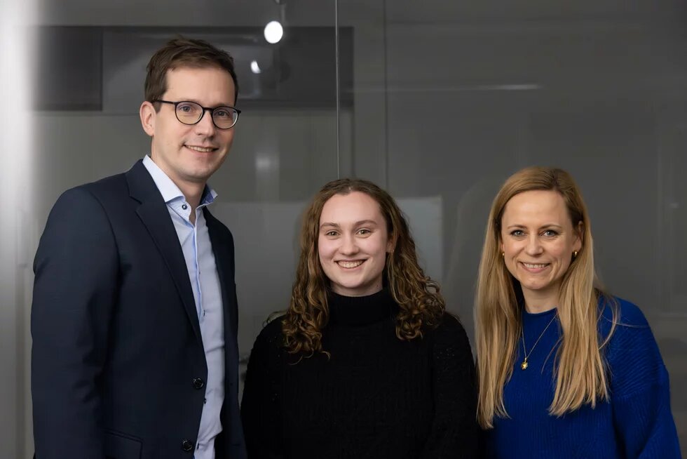 Das Bild zeigt Alexander Trennheuser, Mira Wegener und Dr. Farina Nagel (v.l.)