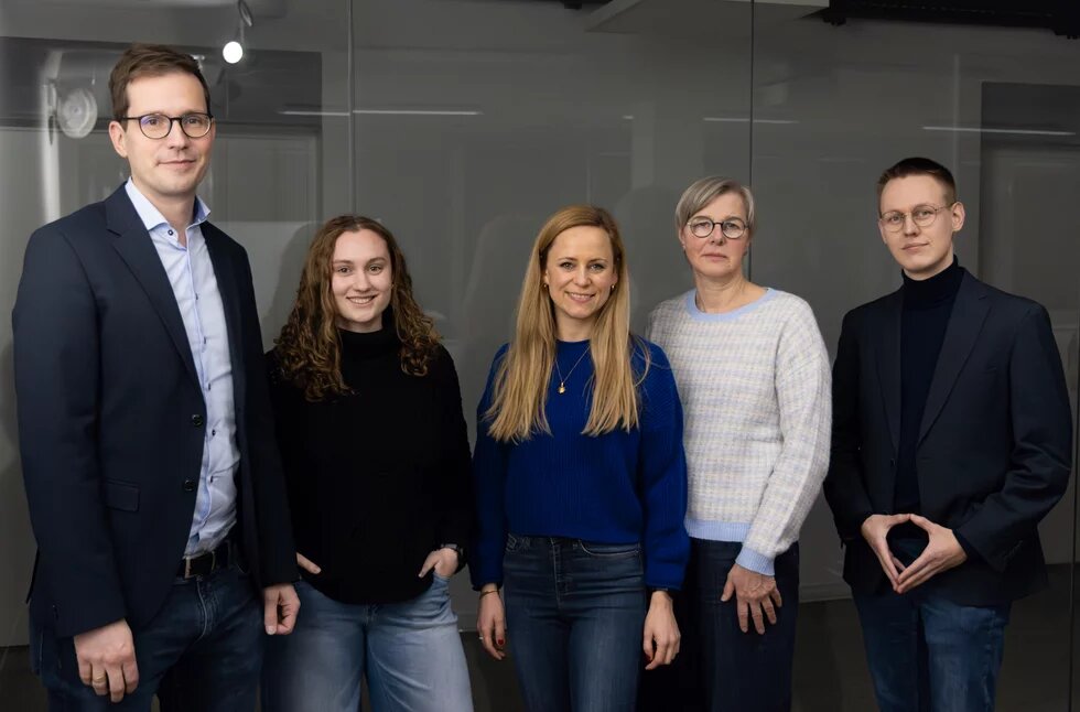 Das Bild zeigt den ehrenamtlichen Vorstand der Heinrich Böll Stiftung NRW, fünf Personen, die  in die Kamera blicken. 