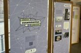 Die Ausstellung "zusammentun – solidarisch gegen rechts" besteht aus violetten Bannern, die in Holzrahmen gespannt werden können. Das Titelbanner zeigt das Ausstellungslogo, auf weiteren Bannerne geht es um die Sinti Union und das Thema "Sich verbünden, nicht bevormunden"